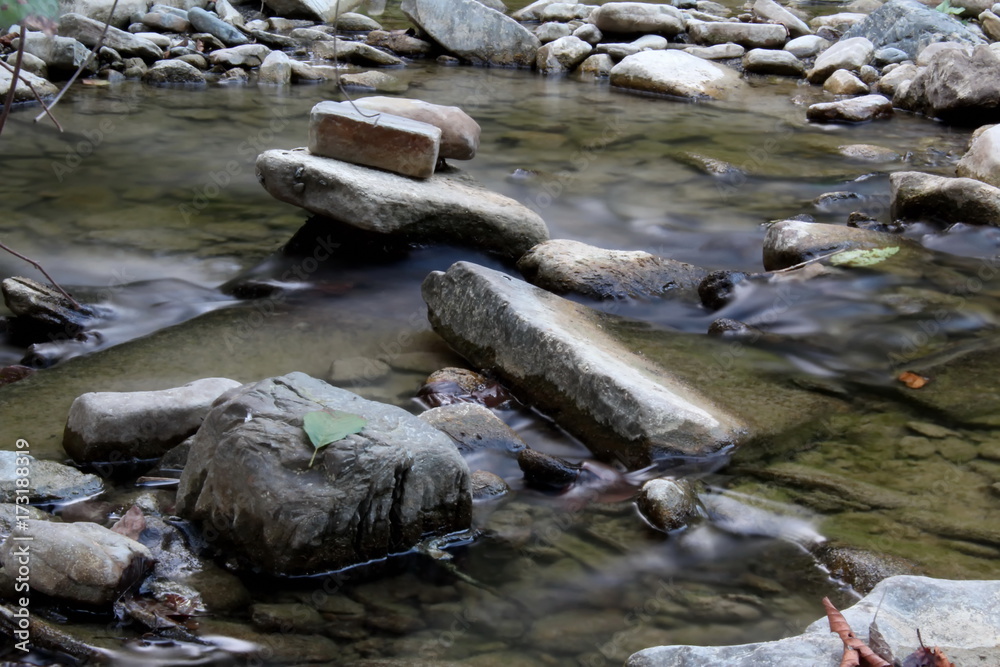 Fototapeta premium красивая каменистая, прозрачная горная река