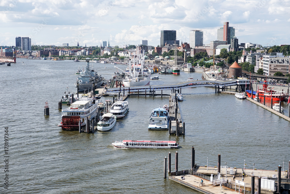 Hamburg Blick von der Elbpilharmonie in Richtung Landesbrücken