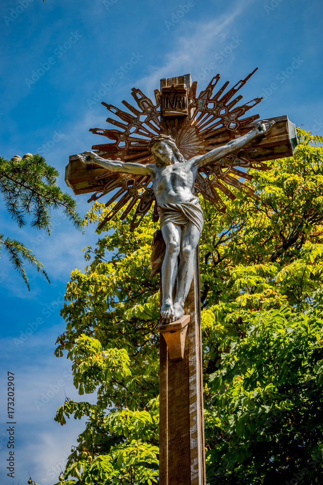 Naklejka premium Croix près de l'église Sainte-Marie-Madeleine à Rennes-le-Château