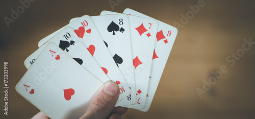 Konstfotografi Spielkarten in Männerhänden