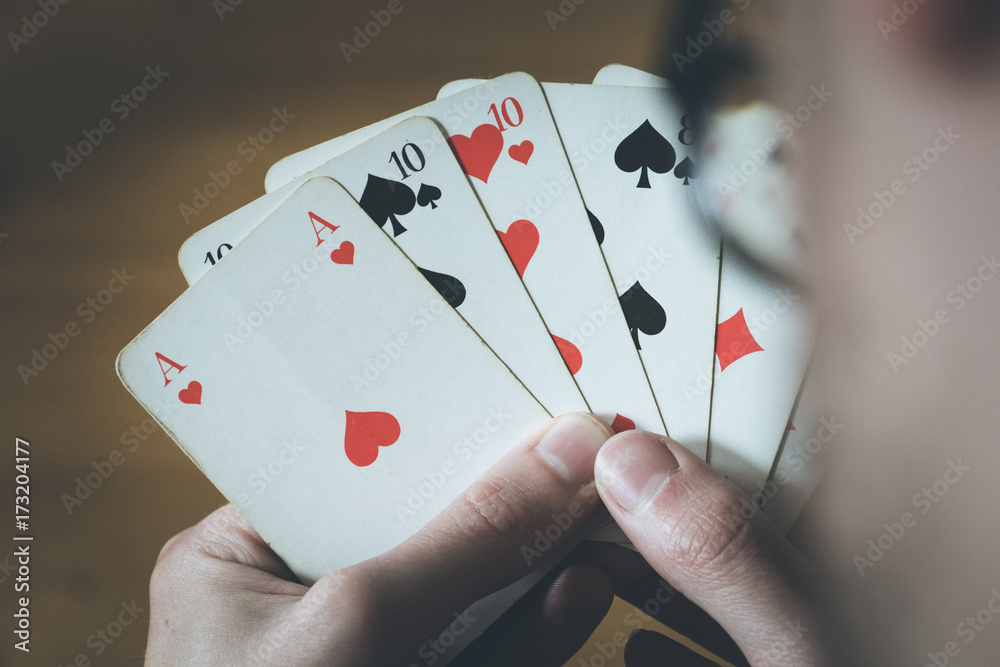 Obraz premium Spielkarten in Männerhänden