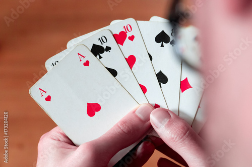 Spielkarten in Männerhänden