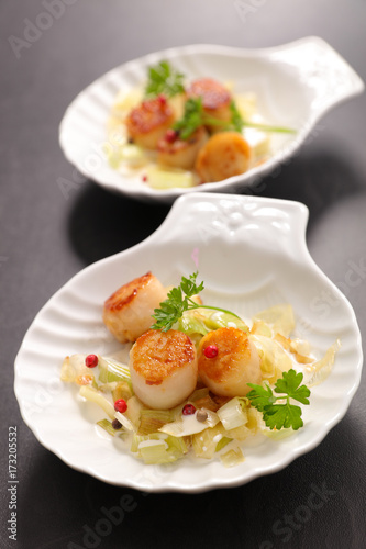 fried scallop with leek
