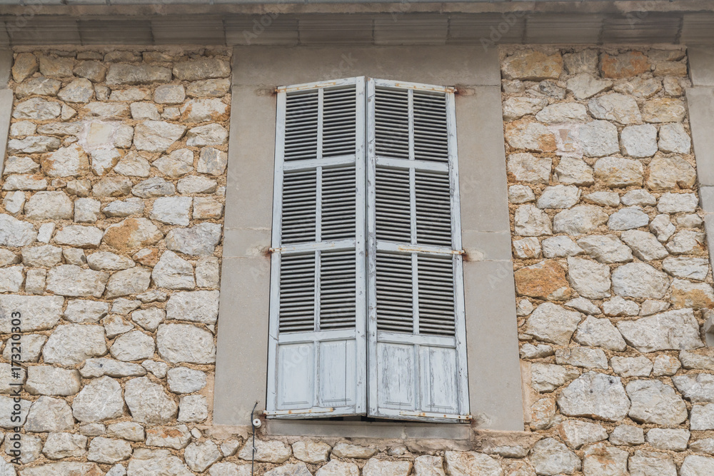 Fensterladen vor einem Fenster eines mediterranen Hauses Fensterladen vor einem Fenster eines mediterranen Hauses