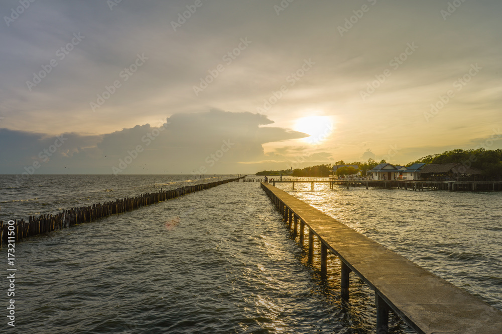 Fototapeta premium The bridge stretches out to sea and sunsets in the evening