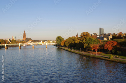 quai francfort sur le main en automne © Gwenaelle.R