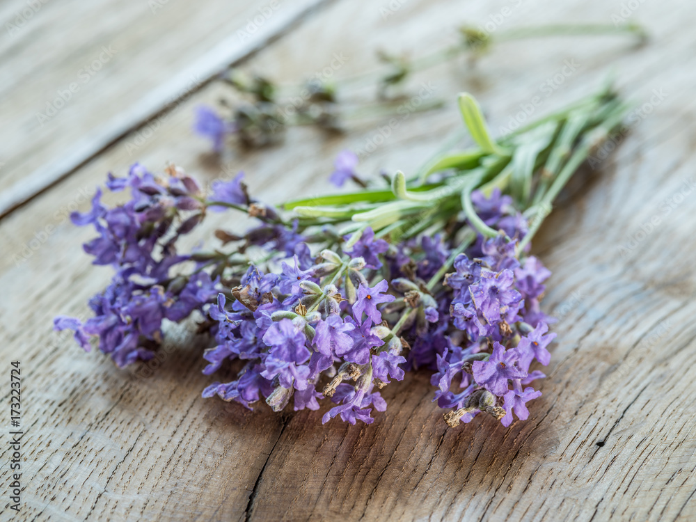 Obraz premium Lavandula or lavender flowers on the wooden background.