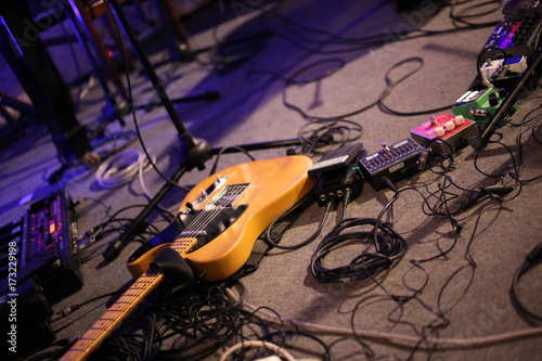 Chitarra elettrica sul palco con pedali effetti photo