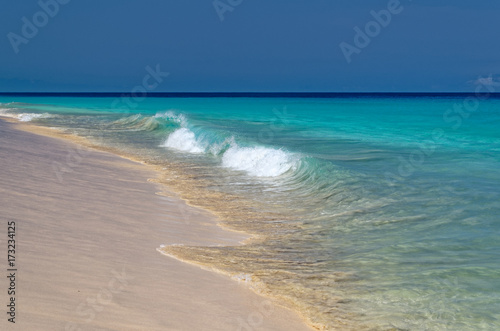 Wellen auf einem wunderschönen Sandstrand auf Sal, Kap Verde.