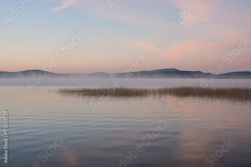 Туманный рассвет в розовых тонах на Большом озере.