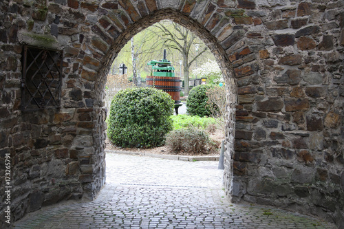 Tor in der Stadtmauer von Ahrweiler mit Blick auf Weinpresse