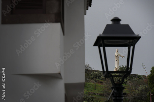 Architecture moderne vs statue