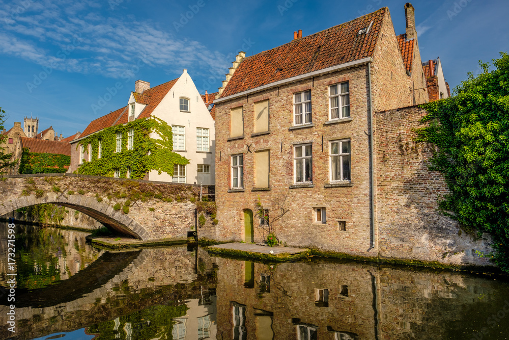 Naklejka premium Bruges (Brugge) cityscape with water canal and bridge
