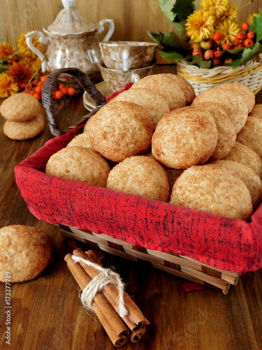 Quadro su tela Biscuits with cinnamon in a wicker basket on a wooden background