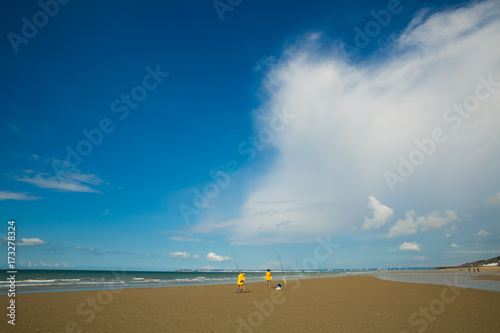 pecheur regardant le ciel bleu face à la mer