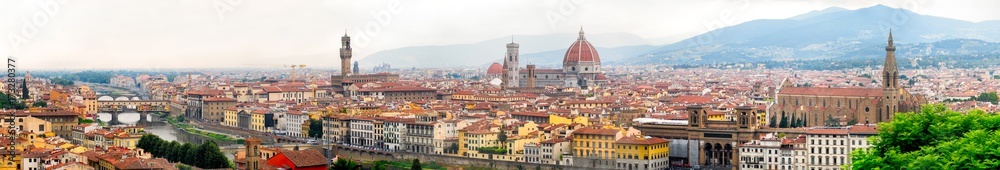 Fototapeta premium Panoramiczny widok na zabytkowe centrum Florencji we Włoszech, w tym kilka słynnych zabytków