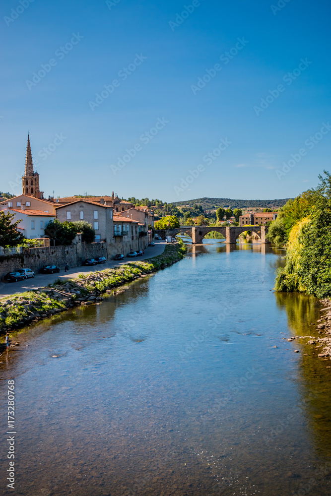 Fototapeta premium Village et pont sur l'Aude