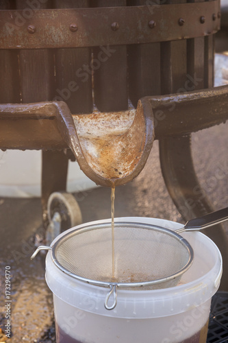 Pressoir à fruits ancien, préparation artisanale de jus de pomme