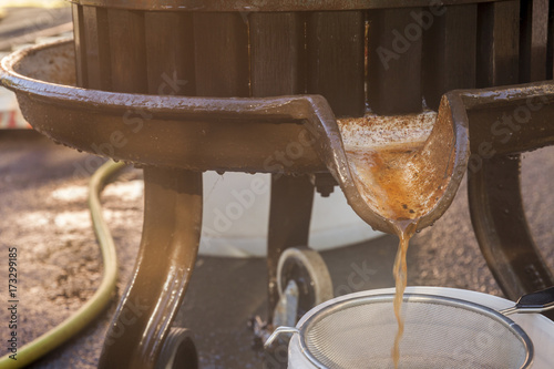 Konstfotografi Pressoir ancien, préparation artisanale jus de pomme