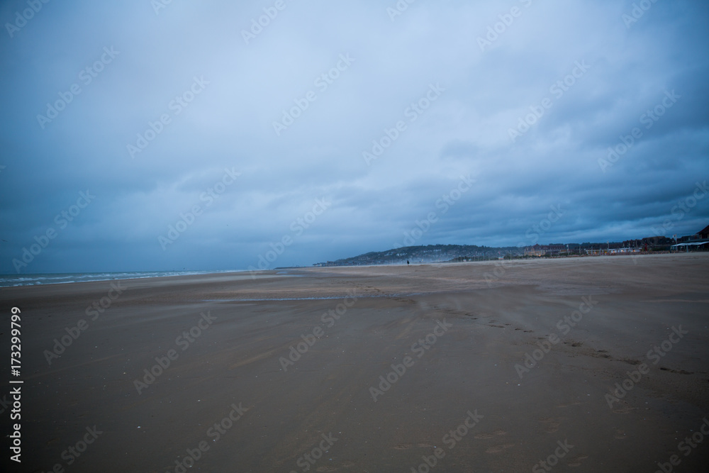 La tempéte sur la plage. A deauville.