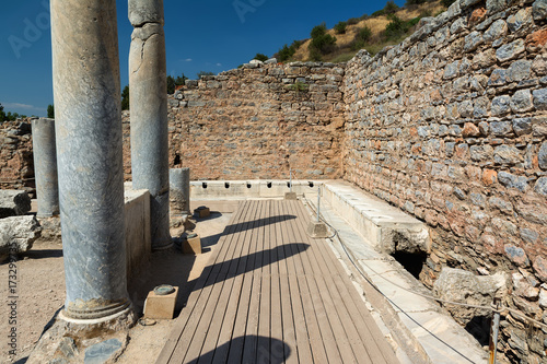 Foto Public Toilets Latrines of Ephesus Ancient City in Izmir, Turkey.