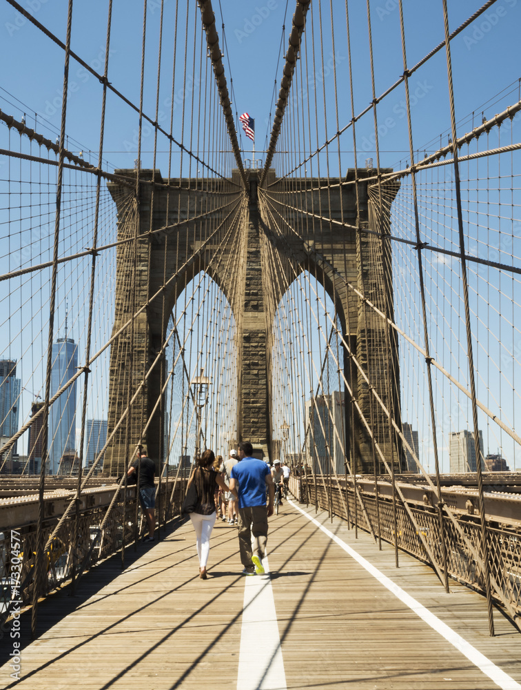 Obraz premium Brooklyn Bridge Tower z flagą USA - Brooklyn, Nowy Jork, NY, Stany Zjednoczone, USA