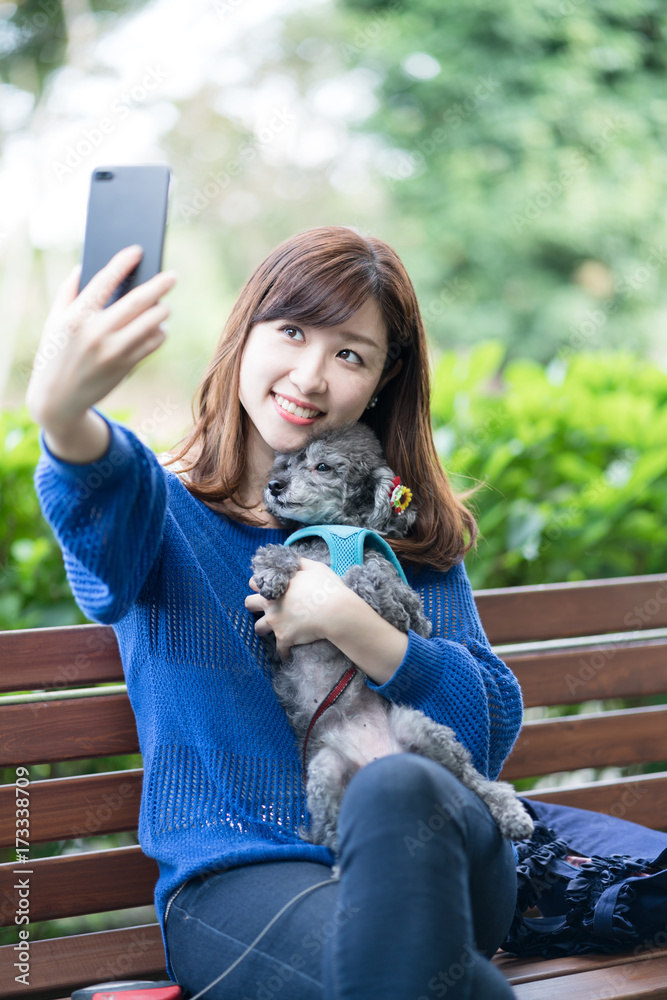 犬の散歩 女性 セルフポートレート 自撮り Social Network Service Stock Photo Adobe Stock