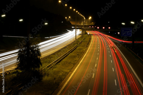 Autobahn bei Nacht Langzeitaufnahme mit Lichtstreifen