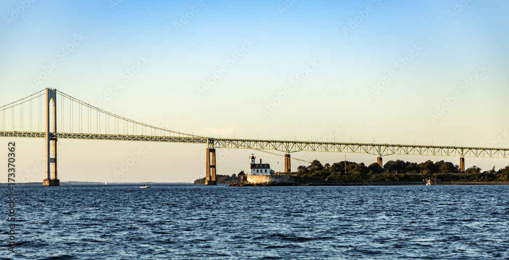 Fototapeta premium Newport Bridge with lighthouse in sunset