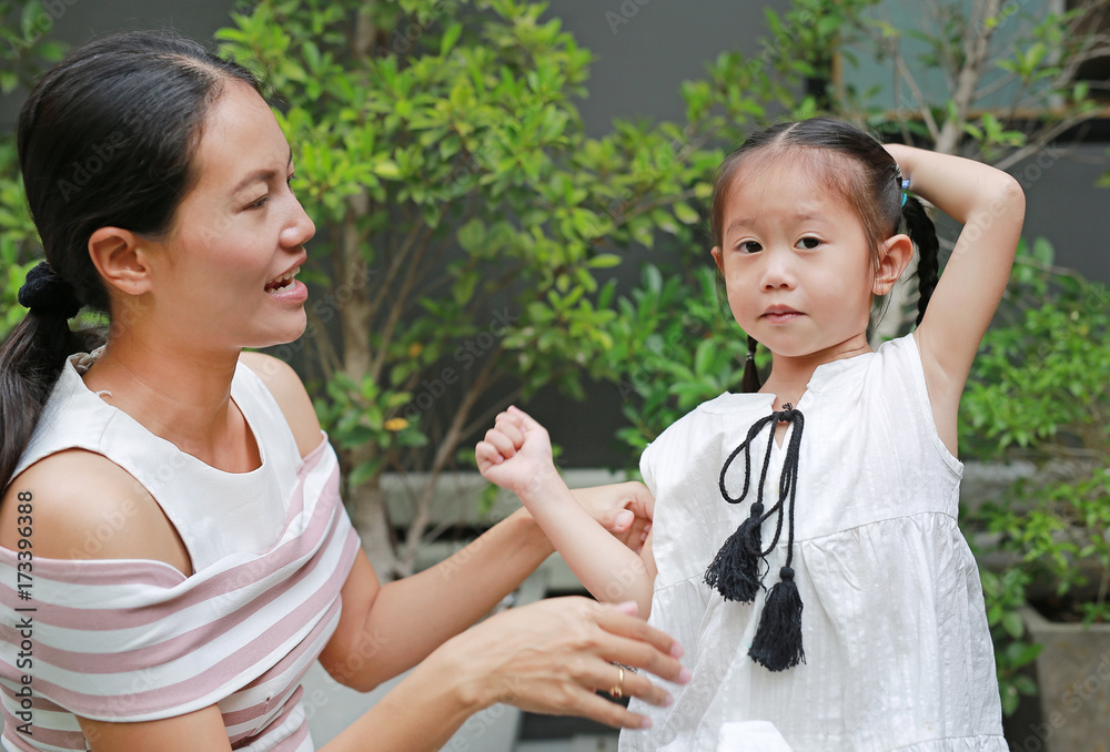 Fototapeta premium Portrait of Mother and little girl in the garden.