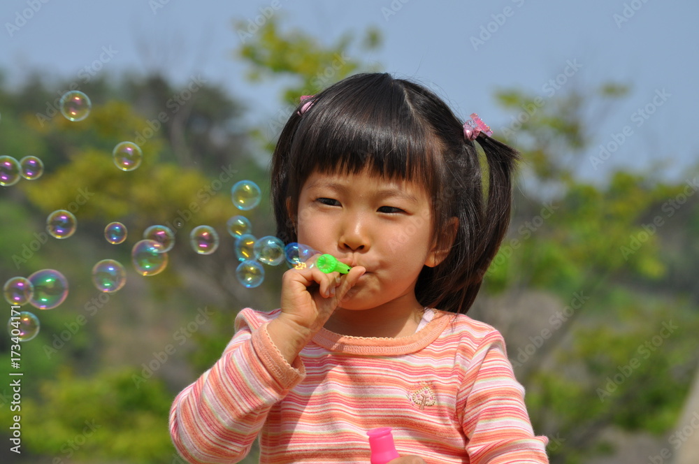 シャボン玉遊びをする女の子