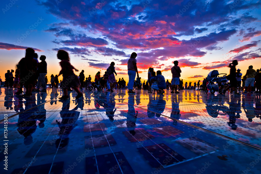 Obraz premium People silhouette on colorful sunset in Zadar
