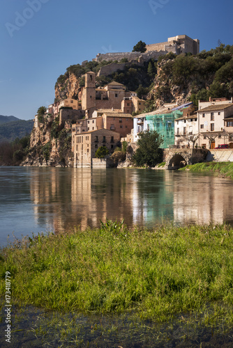 Vista parcial del pueblo de Miravet junto al río Ebro. Tarragona. España