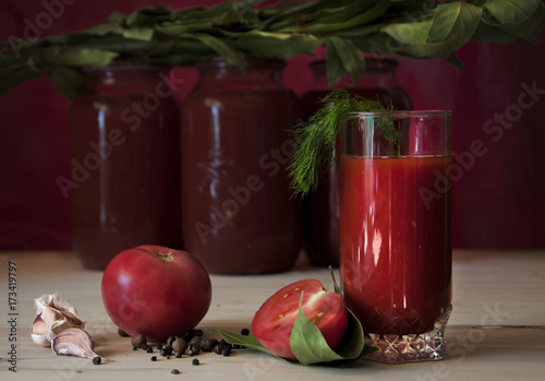 стакан с томатным соком