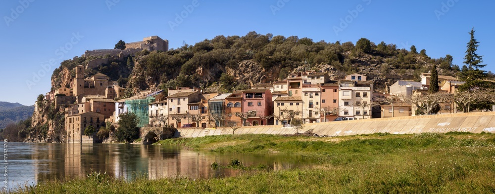 Vista general del pueblo de Miravet junto al río Ebro. Tarragona. España