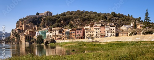 Vista general del pueblo de Miravet junto al río Ebro. Tarragona. España