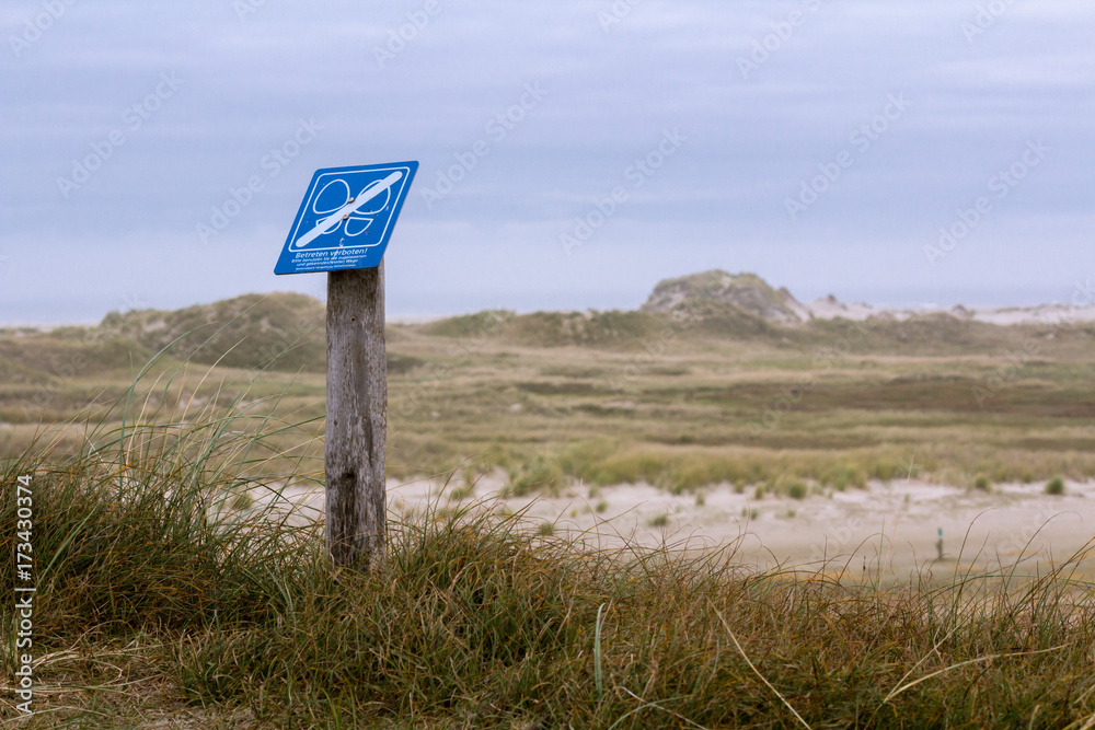 Schild in den Dünen auf Norderney