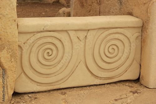 Steinblock mit Spiralmuster im Tempel Hal Tarxien auf Malta