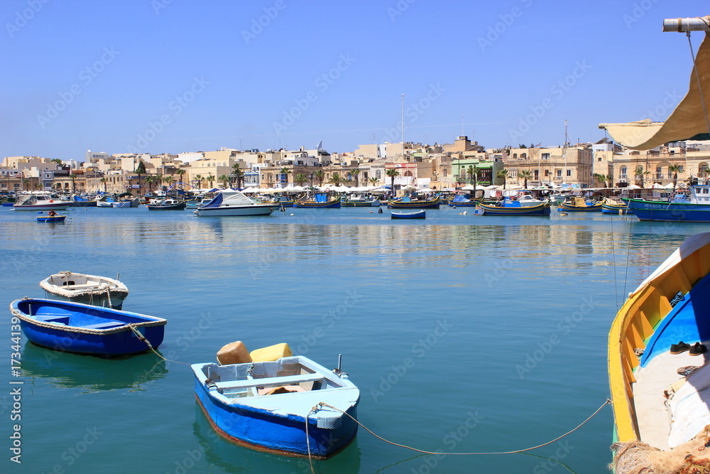 Malta: Blick auf den malerischen Hafen Marsaxlokk mit bunten Booten
