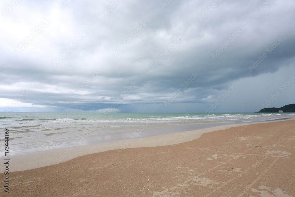 Obraz premium Sea beach and rain cloud sky.