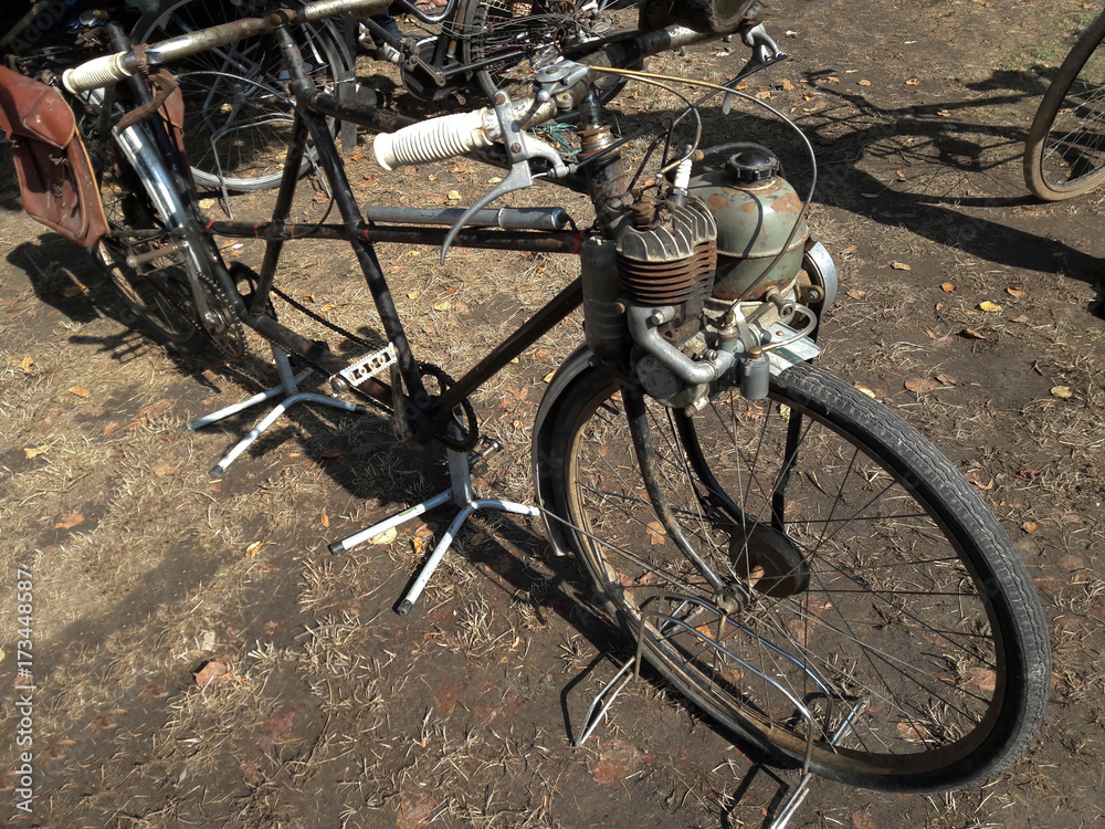 vélo tandem moteur moto ancien ancêtre motocyclette solex, tendance rétro  Stock Photo | Adobe Stock