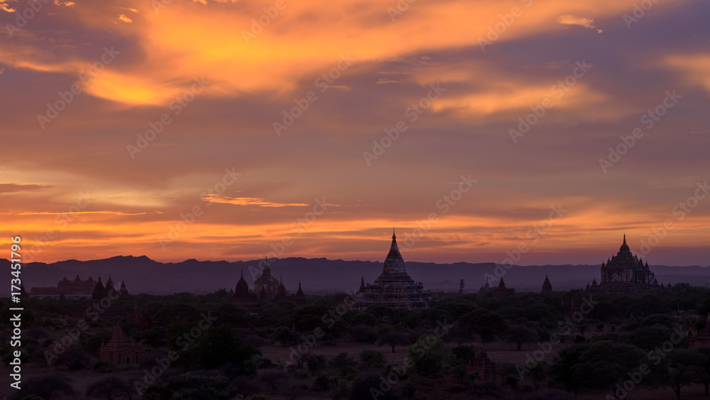 Obraz premium Bagan sunset. From a shrine's roof over the valley of temples, the Unesco-listed site of Bagan is lit by the sunset.