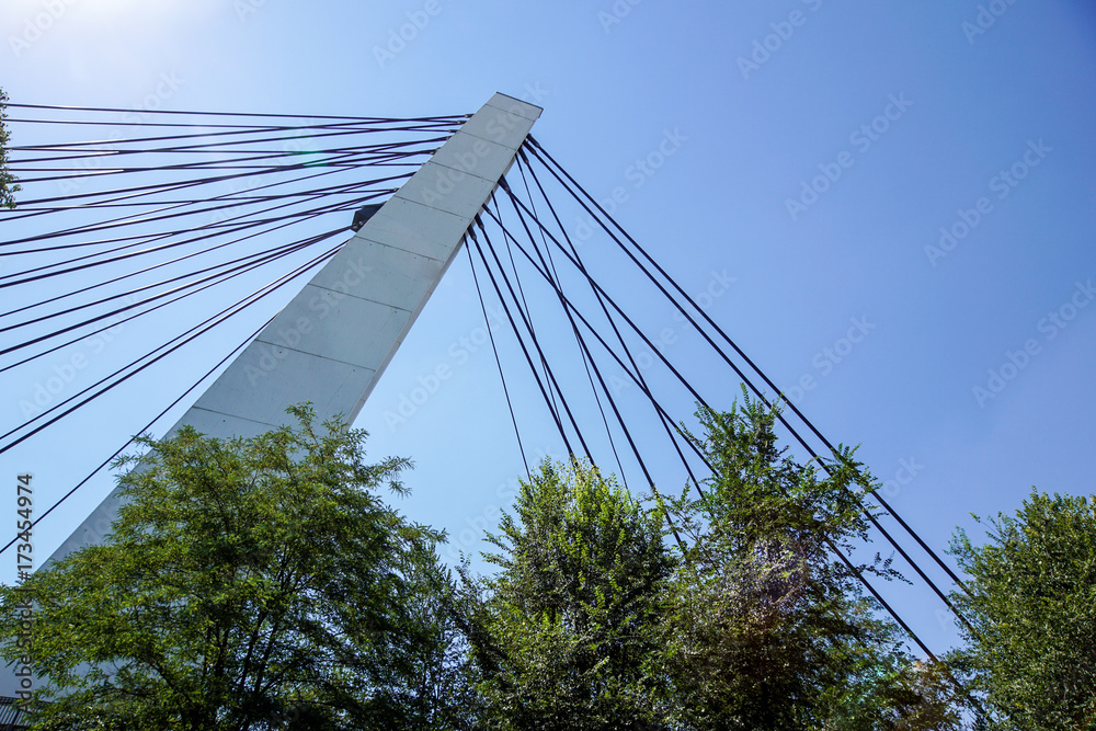 Obraz premium Architectural detail of the Bridge against blue skies