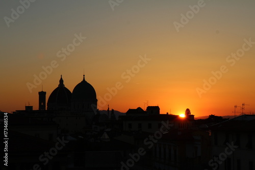 Vu du Duomo et de la Synagogue de Florence au coucher de soleil