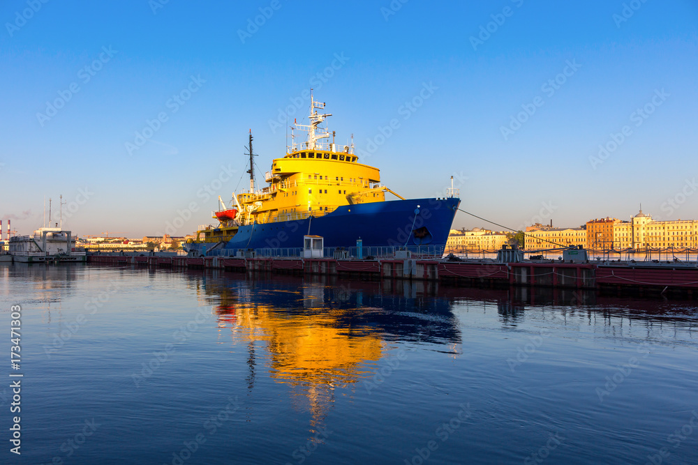 Fototapeta premium icebreaker at the pier