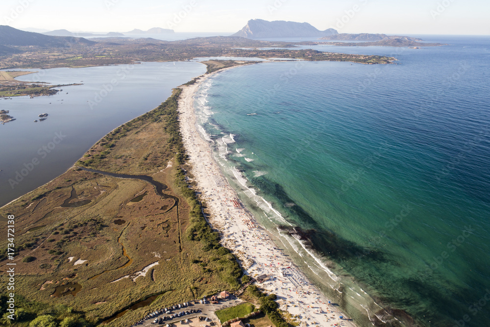 Vista aerea della spiaggia della Cinta a San Teodoro in Sardegna. Sabbia bianca e finissima, mare cristallino Vista aerea della spiaggia della Cinta a San Teodoro in Sardegna. Sabbia bianca e finissima, mare cristallino