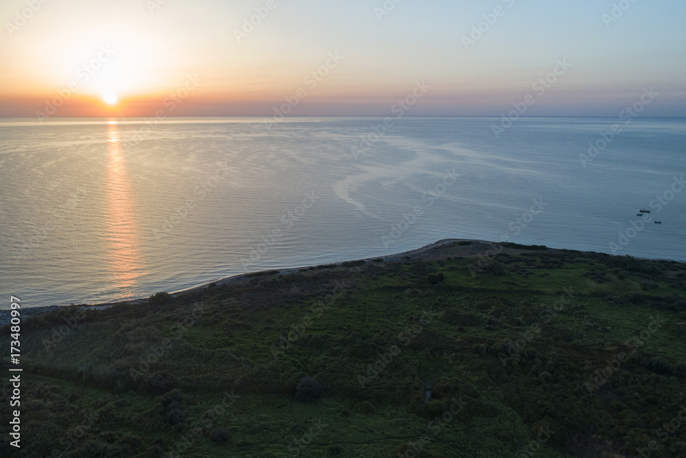 Vista aerea di una meravigliosa alba nel mare della Sardegna