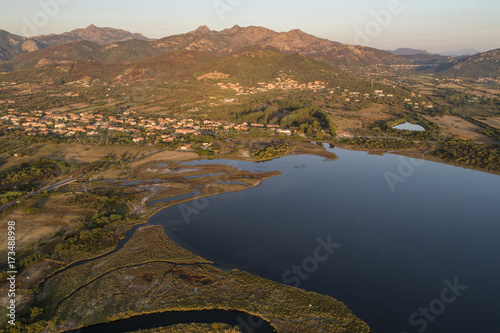 Vista aerea all alba dello stagno di San Teodoro in Sardegna.