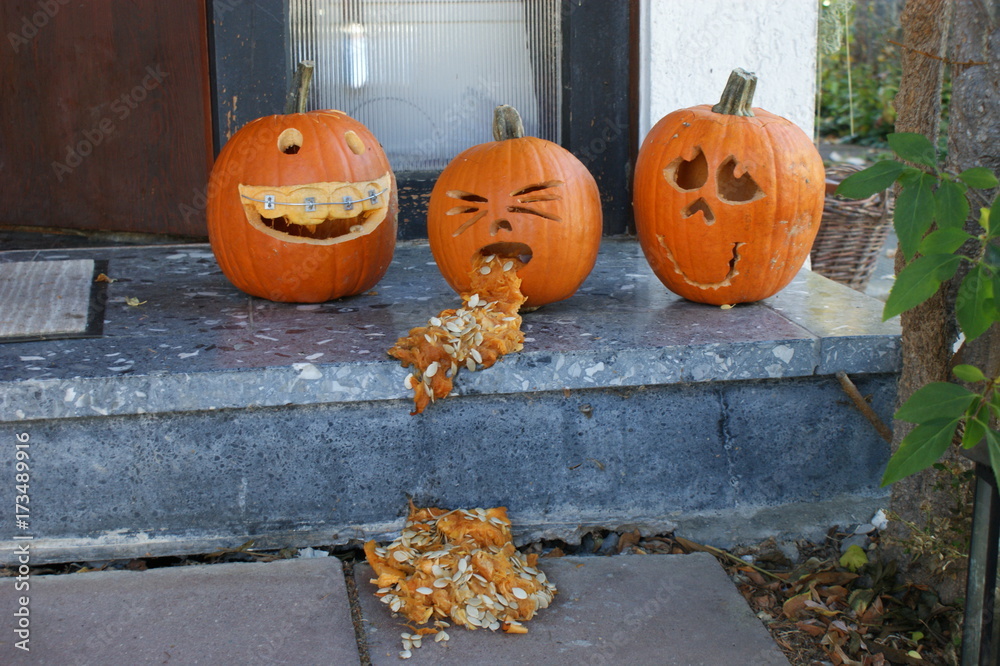 Drei lustige Kürbisse an Halloween Stock-Foto | Adobe Stock