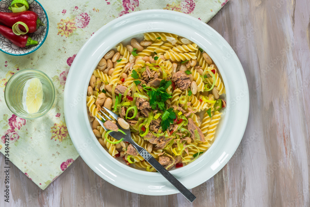 Pasta with tuna, white beans and leeks